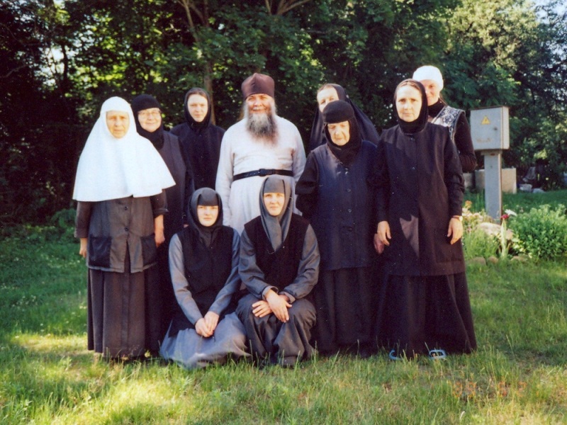 Сестры с духовником обители архимандритом Серафимом (Петручиком).jpg