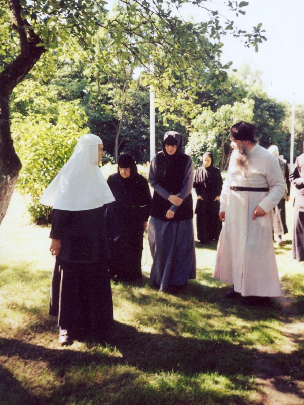 Сестры с духовником обители  архимандритом Серафимом (Петручиком) .jpg