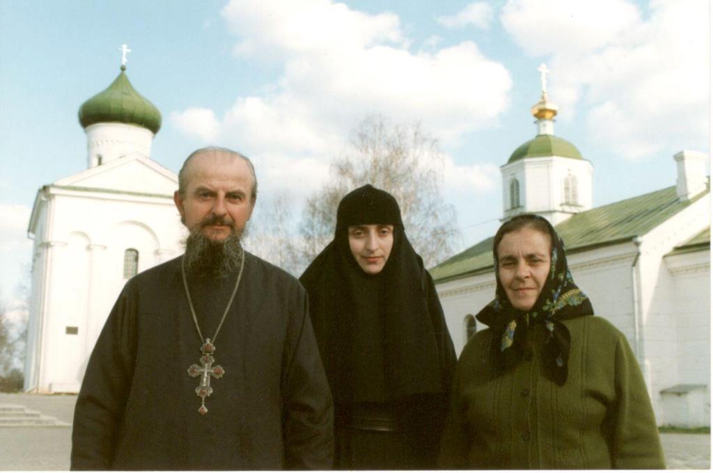 монахиня Александра с родителями в Полоцком Спасо-Евфросиньевском монастыре 90-е годы.jpg