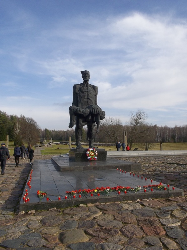 Хатынь. Скульптура "Непокоренный человек"JPG
