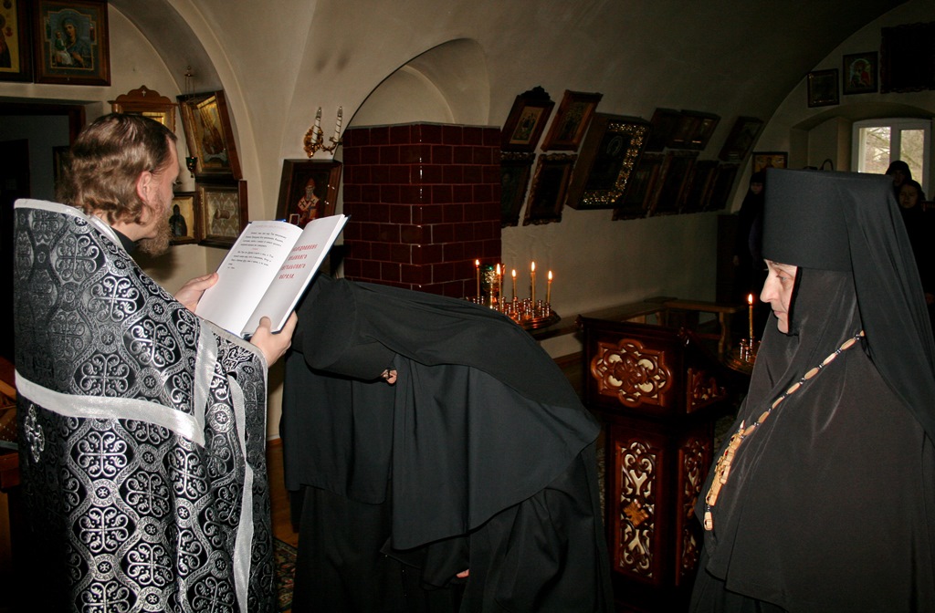 иеромонах Герман (Копылов) читает молитву над новопостриженными инокинями.JPG