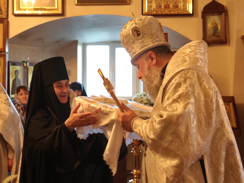 Игумения Александра поздравляет Архиепископа Иоанна с Праздником.JPG