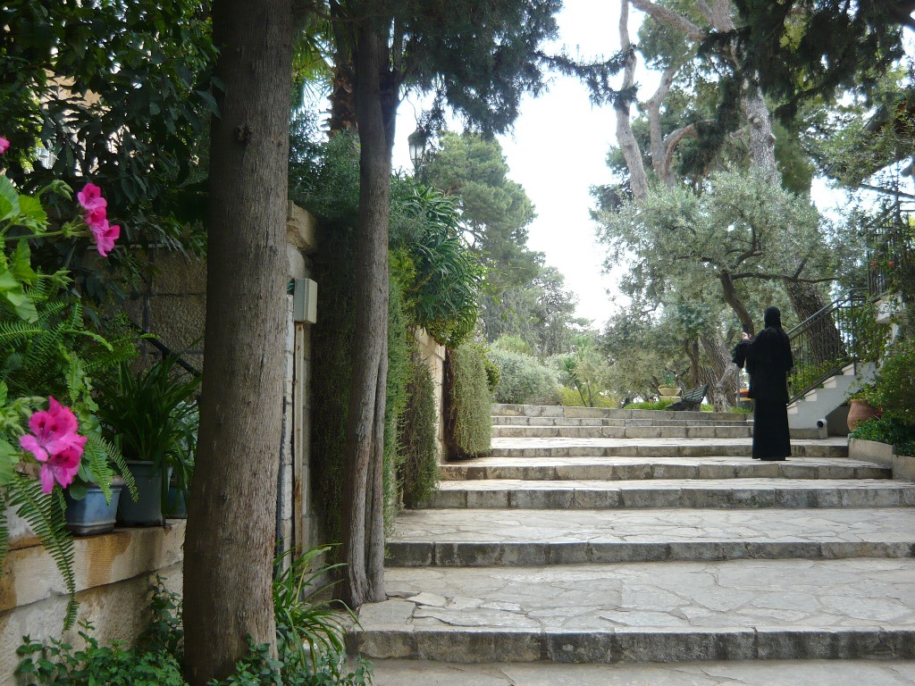 Ступени к храму св. Марии Магдалины, Гефсимания.JPG