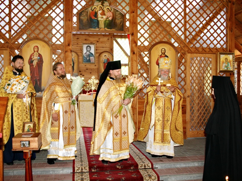 Клир монастыря поздравляет игумению Александру.JPG