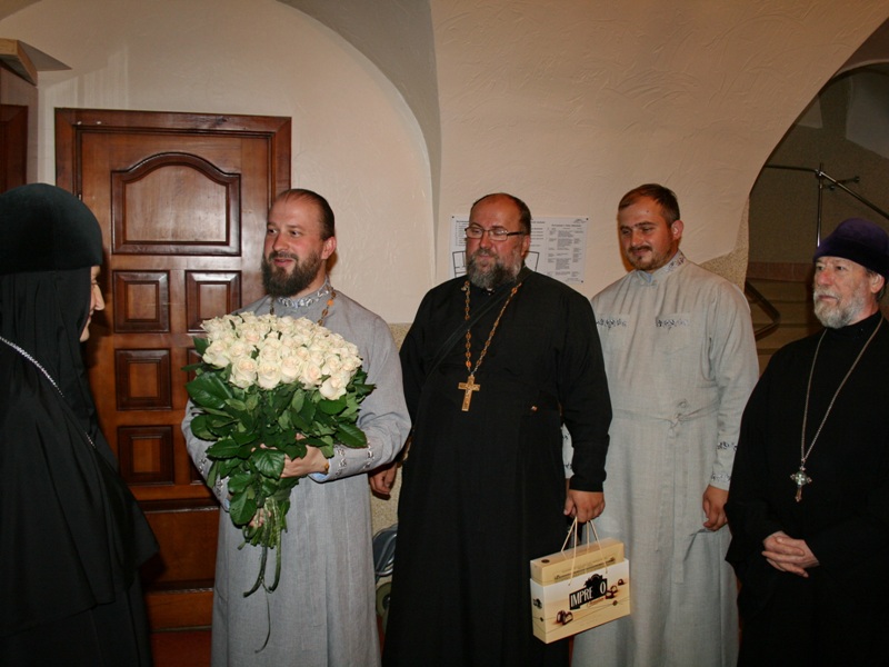 Духовенство Свято-Николаевского гарнизонного собора поздравляет игумению Александру.JPG