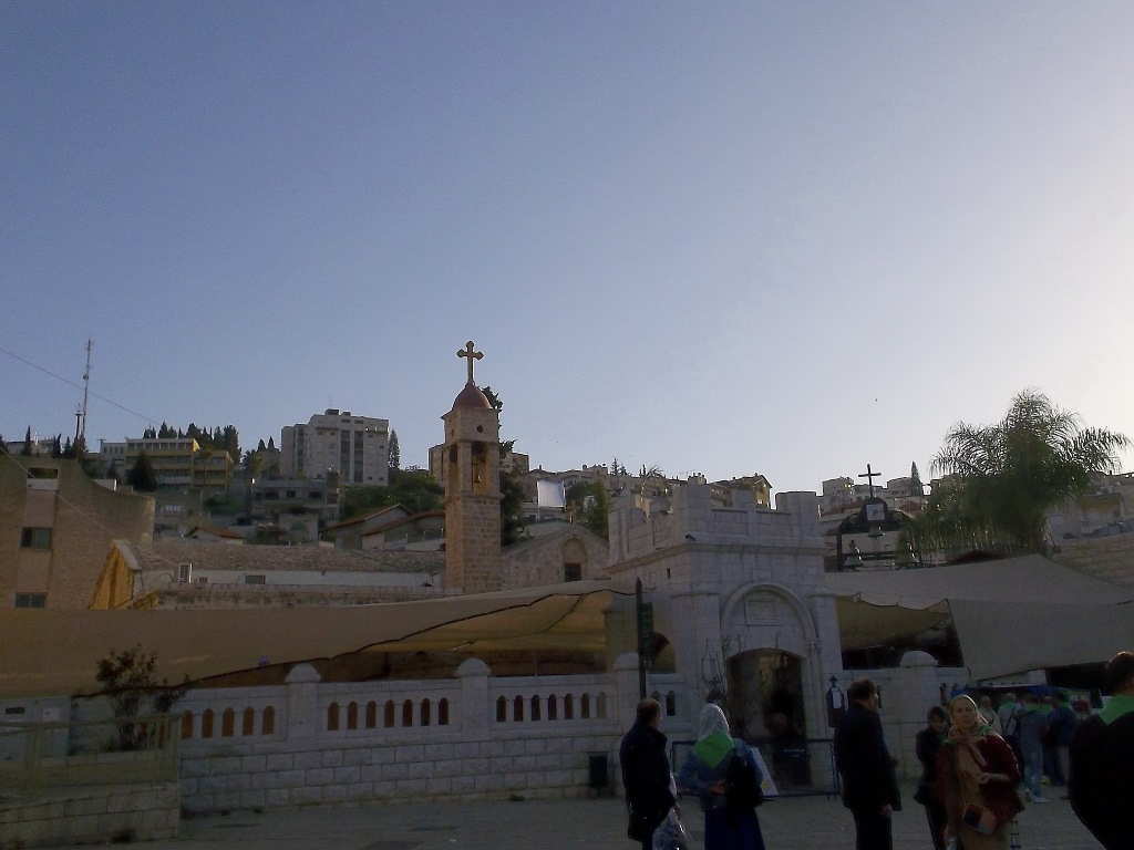 Вид на Православный арабский храм с колодцем Божией Матери.JPG
