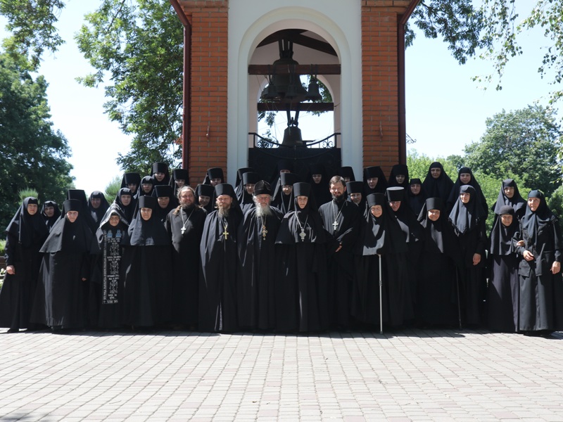Игумения Александра с сестрами и клириками монастыря.JPG