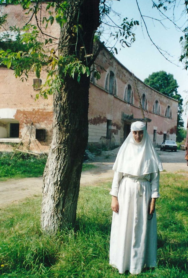 на фоне заброшенного крепостного здания ставшего впоследствии монастырским корпусом 2001 год.jpeg