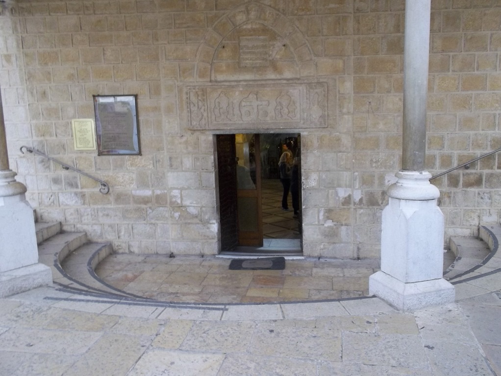 Вход в храм с колодцем Божией Матери, Назарет.JPG