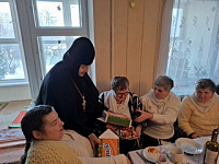 Игумения Александра (Жарин) поздравила прихожан часовни святителя Николая в Дома ветеранов с праздниками