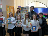 Иерей Павел наградил победителей пасхальных конкурсов в ГУО СШ №4 г. Бреста