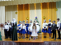 Христославы Воскресной школы монастыря поздравили учащихся общеобразовательных школ города