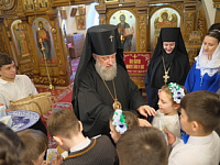 Воспитанники Воскресной школы поздравили с Пасхой Владыку (2026)