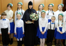 Воспитанники Воскресной школы поздравили игумению Александру (Жарин) с праздником Рождества Христова