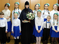 Воспитанники Воскресной школы поздравили игумению Александру (Жарин) с праздником Рождества Христова