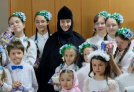 Воспитанники Воскресной школы поздравили с Пасхой 2026 г. игумению Александру (Жарин) 