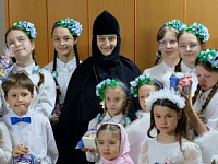 Воспитанники Воскресной школы поздравили с Пасхой 2026 г. игумению Александру (Жарин) 