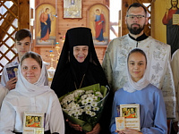 Игумения Александра поздравила выпускников воскресной школы монастыря 2025 г.