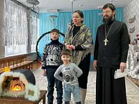 Иерей Павел Кравчук с семьей посетил детский сад №22 и рассказал о Рождестве Христовом