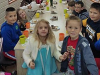 Занятия детского хора монастыря начались со сладкого стола